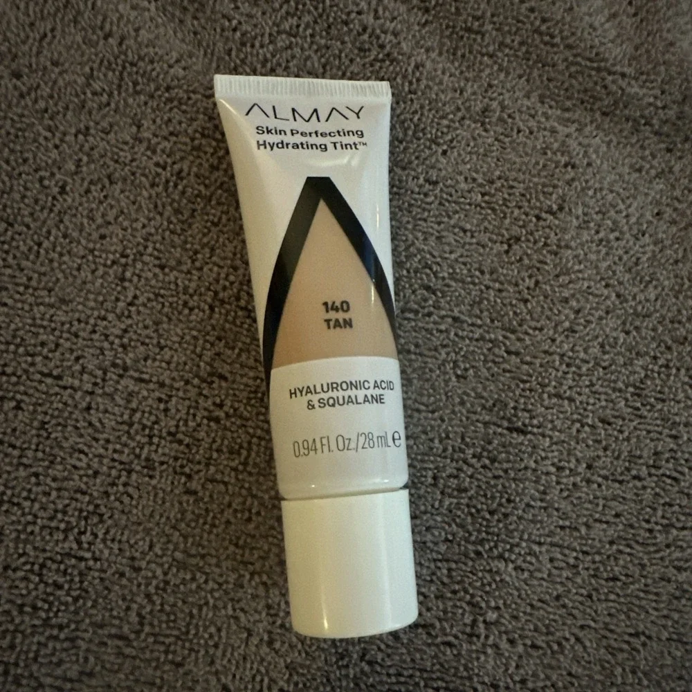 Almay Hydrating Lightweight Coverage Liquid Foundation Tint Tan 140
